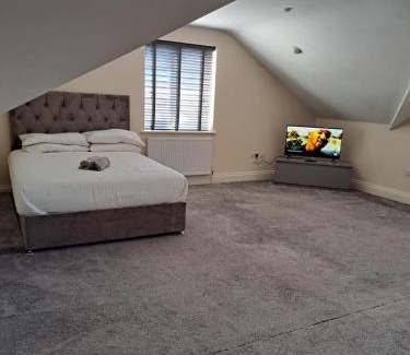Newport Apartment | 1 Bed Loft - Sleeps 2 - Parking - Wifi