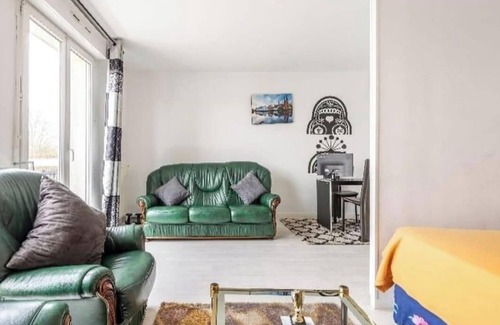 Pierrefitte-sur-Seine Apartment | 1 Bed Studio - Pets Welcome - Free Parking - WiFi