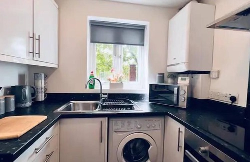 Liverpool House | 1 Bed Townhouse-Sleeps 5-Free Parking-Pets