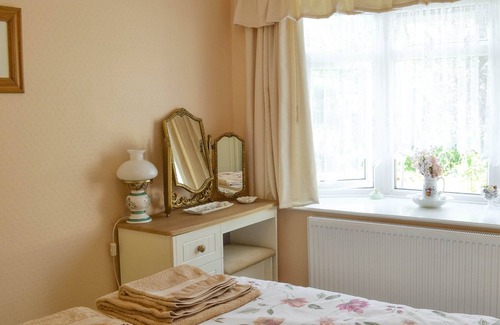 South Hayling Cottage | 1 bedroom accommodation in Hayling Island, near Westtown