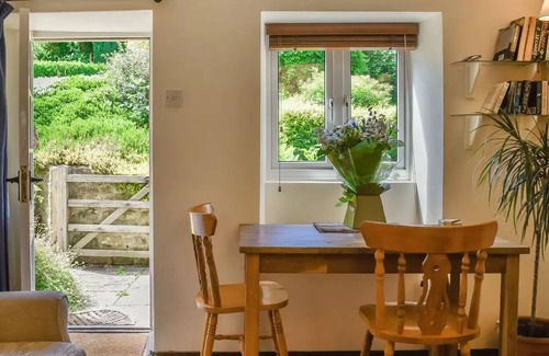 West Compton Cottage | 1 bedroom accommodation in Uploaders
