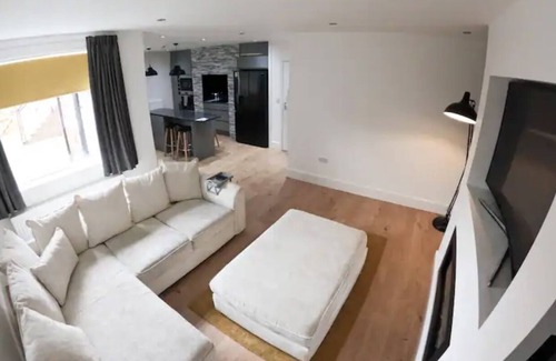 Chapeltown Apartment | 1 Bedroom Apartment Sleeps 4 Free Parking and Wifi