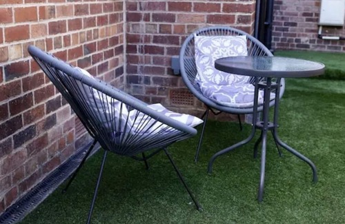 Chapeltown Apartment | 1 Bedroom Apartment Sleeps 4 Free Parking and Wifi