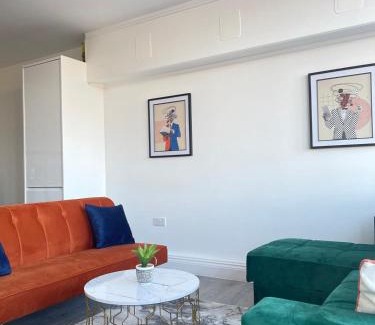 Flitwick Apartment | 1 Bedroom Apartment - Flitwick - Contractor Friendly - Tourist Ready - Full Kitchen - WiFi - Smart TV - Sofa Bed - FREE Parking - Ideal for Short or Long Stays