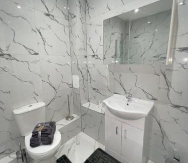 Flitwick Apartment | 1 Bedroom Apartment - Flitwick - Contractor Friendly - Tourist Ready - Full Kitchen - WiFi - Smart TV - Sofa Bed - FREE Parking - Ideal for Short or Long Stays