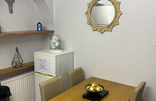 Hythe Apartment | 1-bedroom Apartment Sleeps 4, Parking