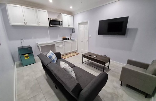 Nassau Apartment | 1 Bedroom Apartment Unit 2 Is family+pet friendly