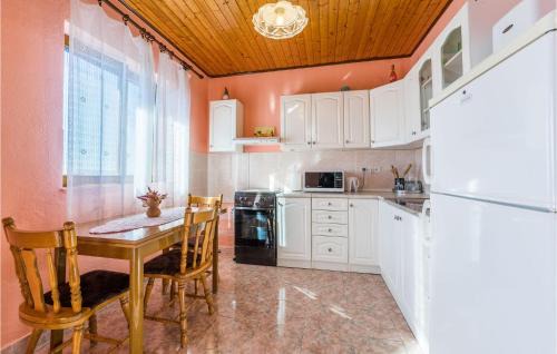 Dinjiska Apartment | 1 Bedroom Awesome Apartment In Dinjiska