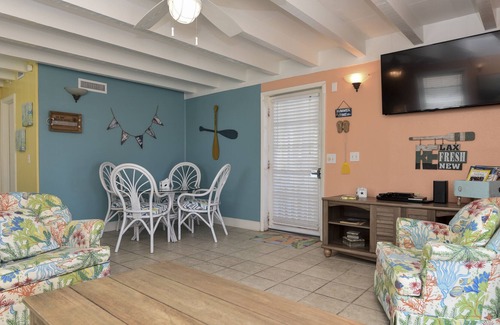 East End Condo | 1 BEDROOM BUNGALOW WITH WATER VIEW 1ST TIER - SLEEPS UP TO 5 - PET FRIENDLY