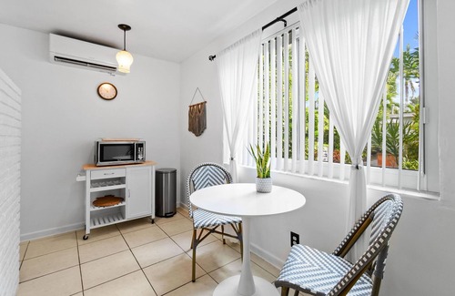 Palm Beach Shores Hotel | 1 bedroom boutique apartment by the beach