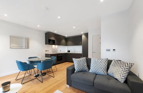 Tower Hill Apartment | 1 Bedroom Close to Tower Hill
