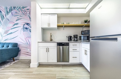 Florida Central Atlantic Coast Condo | 1 bedroom condo 5 minutes from Universal Studios, free parking