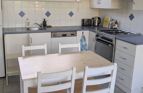 Kent Town Apartment | 1 bedroom flat next to Adelaide CBD & Norwood Parade:nQuiet street with parking!