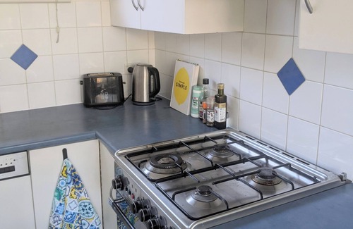 Kent Town Apartment | 1 bedroom flat next to Adelaide CBD & Norwood Parade:nQuiet street with parking!