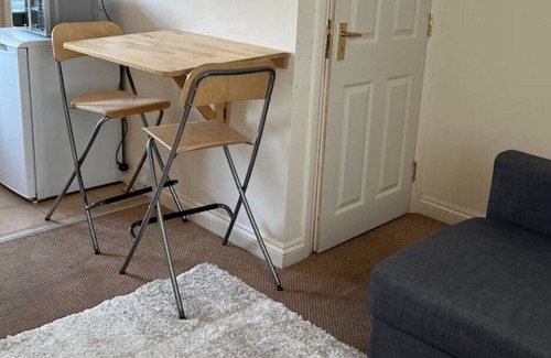 Abingdon Apartment | 1 bedroom flat sleeps 4 in Abingdon Oxfordshire