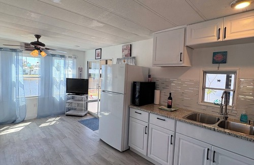 Fort Myers Beach Cottage | 1-bedroom Lakefront cottage with WiFi and AC 5 min to gorgeous Fort Myers Beach