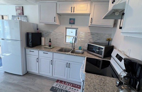 Fort Myers Beach Cottage | 1-bedroom Lakefront cottage with WiFi and AC 5 min to gorgeous Fort Myers Beach
