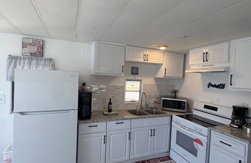 Fort Myers Beach Cottage | 1-bedroom Lakefront cottage with WiFi and AC 5 min to gorgeous Fort Myers Beach