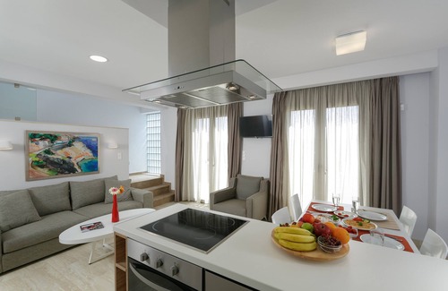 Adele House | 1 Bedroom maisonette house 2km from beach & sea with shared pool sleeps 4 guests