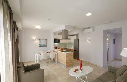 Adele House | 1 Bedroom maisonette house 2km from beach & sea with shared pool sleeps 4 guests