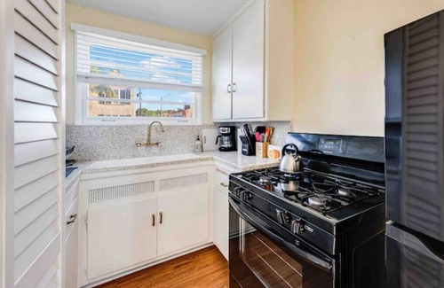 Fairfax District Apartment | 1 bedroom near WeHo/Grove/Erewhon
