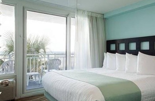 Daytona Beach Shores Resort | 1 Bedroom Oceanfront w/Kitchenette at Seabreeze on Daytona Beach!