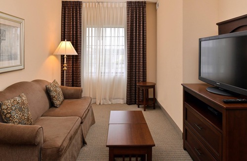 Aquia Harbour Condo | 1 Bedroom | Shared Indoor Pool + Business Center