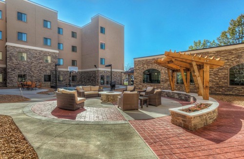 Maryland Heights Condo | 1 Bedroom Suite | Free Breakfast + Shared Pool On-Site | Near Edward Jones! Great for Business Travelers!