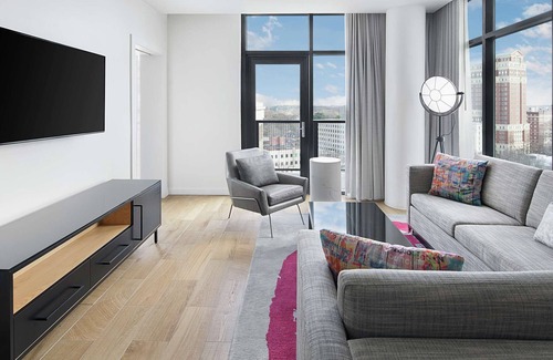 Midtown House | 1-Bedroom Suite + Connecting Room at a 4⭐️ Hotel