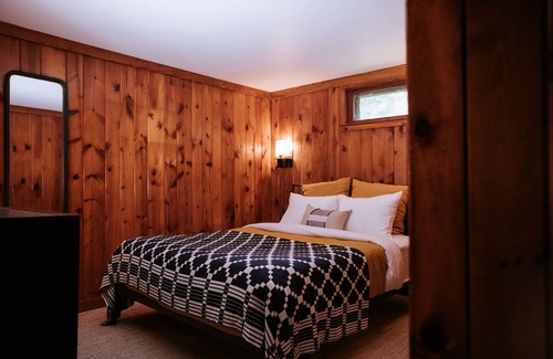 Mount Tremper Hotel | 1 Bedroom Suite with a Living Room