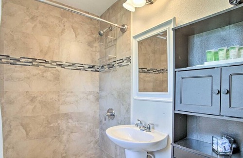 Central Oakland Park House | 1 bedroom Villa with a private patio and shared Pool