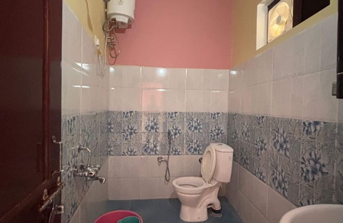 Munsyari Bed & Breakfast | 1-bedroom With KING SIZE bed & breakfast in lovely Munsyari with WiFi,