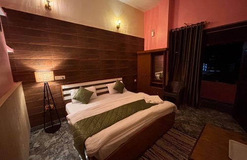 Munsyari Bed & Breakfast | 1-bedroom With KING SIZE bed & breakfast in lovely Munsyari with WiFi,
