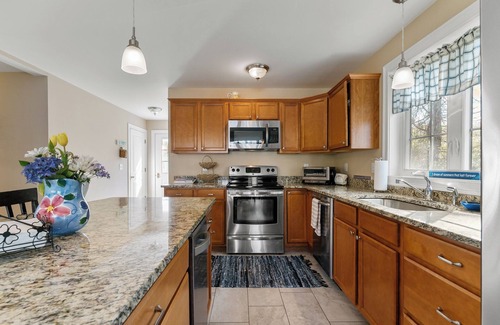 York Beach House | 1 Block to Beach -large deck overlooking beautiful yard - Cul-de-sac