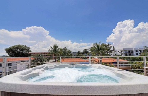 North Beach House | *1 Block to the Beach* Private Hot Tub* Rooftop Terrace*