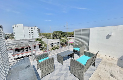 North Beach House | *1 Block to the Beach* Private Hot Tub* Rooftop Terrace*