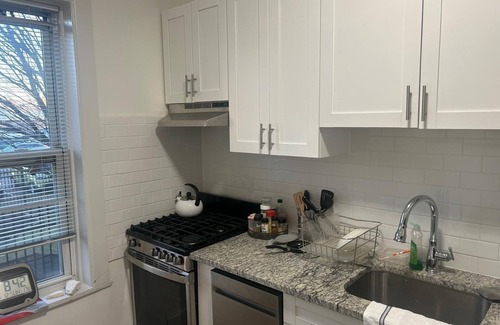 Union City Apartment | 1 BR, 1 BA, 15 minutes from Manhattan! Cozy apartment close to bus to city.