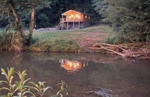 Cosby Cabin | 1-BR cabin just 5 minutes to Great Smoky Mountains National Park on Cosby Creek