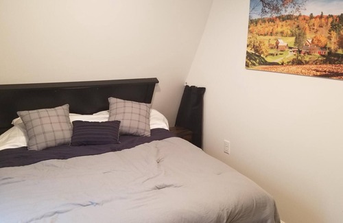 Winooski Cottage | 1 BR Guesthouse - Small Fenced Area