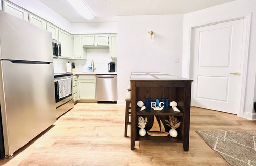 Sandestin Condo | 1 BR Walk to Shops, pool & Restaurants, 5 min to Beautiful Beaches! Full Kitchen