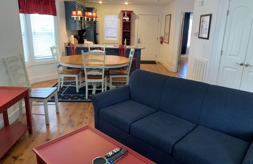 Branson Cottage | #1 Branson Vacation Resort. On lake with great amenities. 3BDR Cottage sleeps 8!
