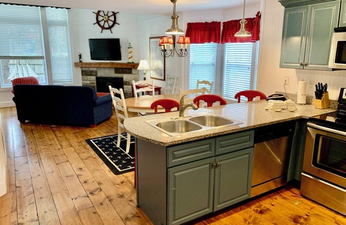 Branson Cottage | #1 Branson Vacation Resort. On lake with great amenities. 3BDR Cottage sleeps 8!