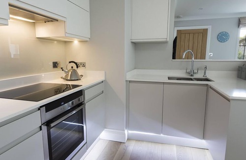 Bugford Cottage | 1 COACHMAN'S COTTAGE, HILLFIELD VILLAGE, pet friendly in Dartmouth