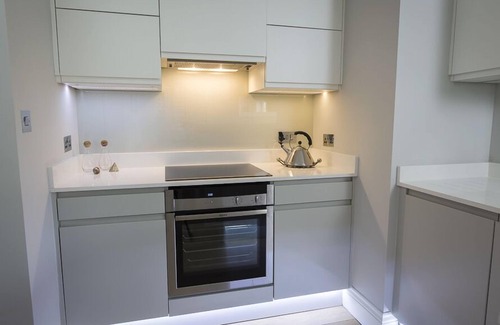 Bugford Cottage | 1 COACHMAN'S COTTAGE, HILLFIELD VILLAGE, pet friendly in Dartmouth