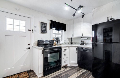 Burleson House | #1 Cottage in Old Town Burleson walk to entertainment & restaurants-Free parking