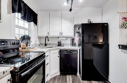 Burleson House | #1 Cottage in Old Town Burleson walk to entertainment & restaurants-Free parking