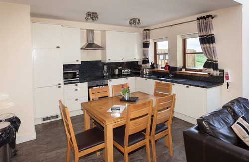 Linlithgow Cottage | 1 Eden Cottage - sleeps 8 guests in 3 bedrooms