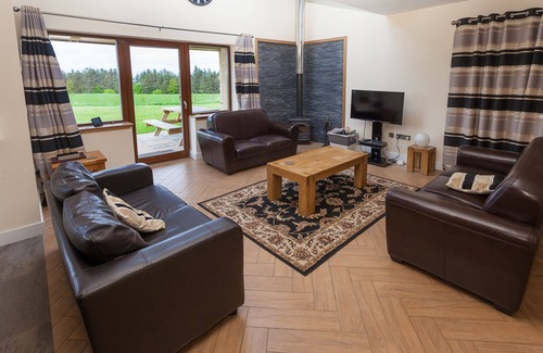 Linlithgow Cottage | 1 Eden Cottage - sleeps 8 guests in 3 bedrooms