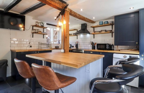 Ravensden Cottage | 1 HARPUR COTTAGE, pet friendly, with a garden in Ravensden