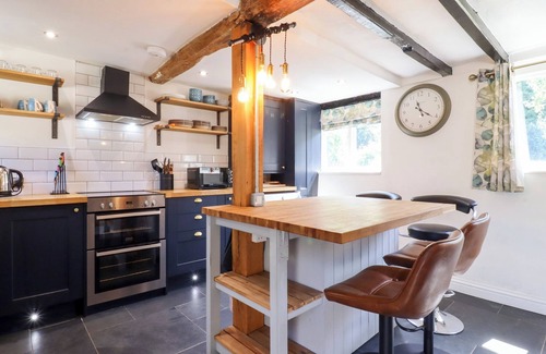 Ravensden Cottage | 1 HARPUR COTTAGE, pet friendly, with a garden in Ravensden